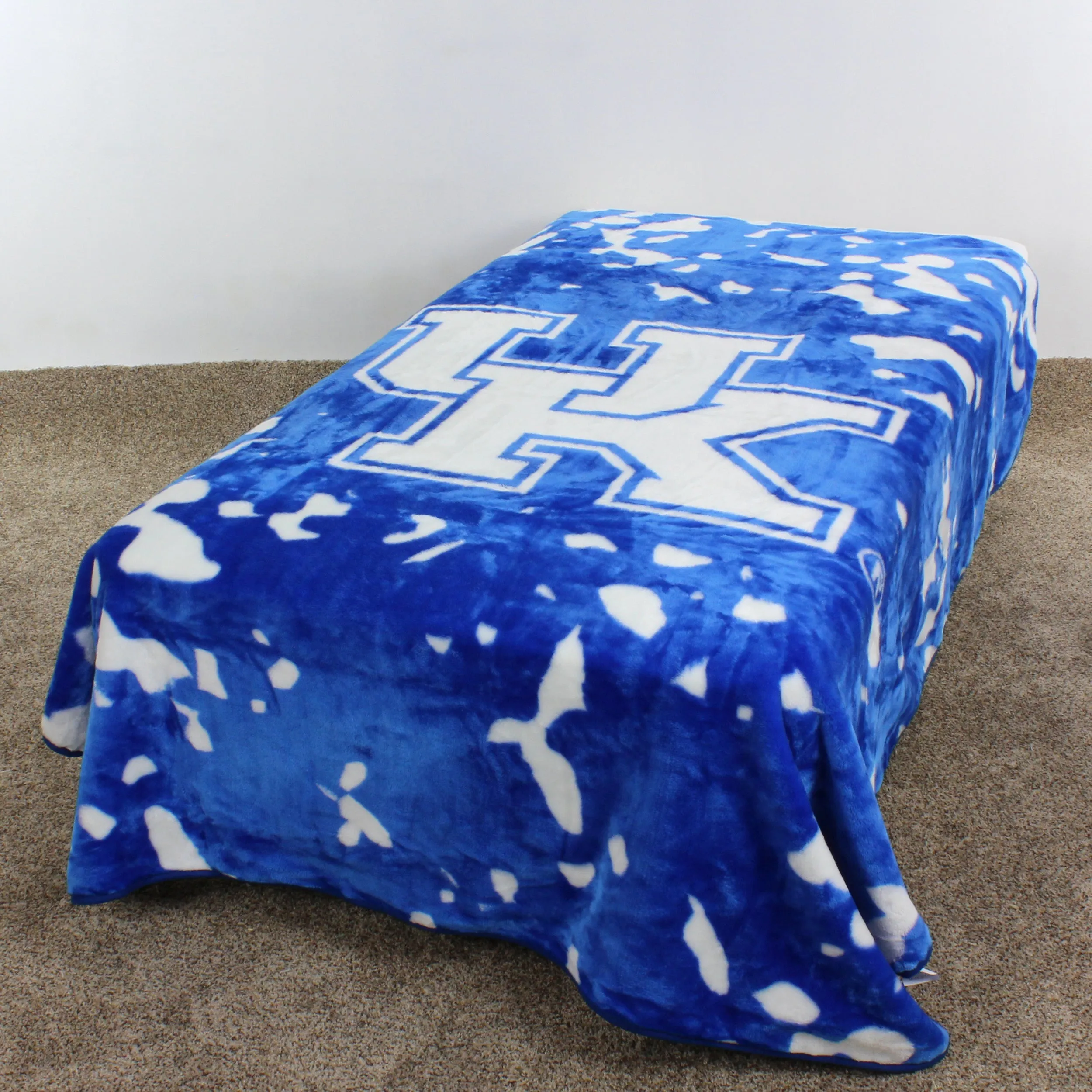 Kentucky Wildcats Plush Throw Blanket, Bedspread, 86" x 63"