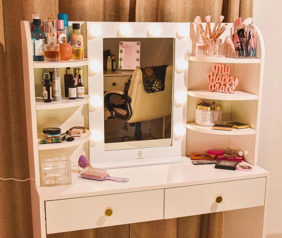 THE MAKEUP BOOTH | MAKEUP VANITY WITH LED LIGHTS