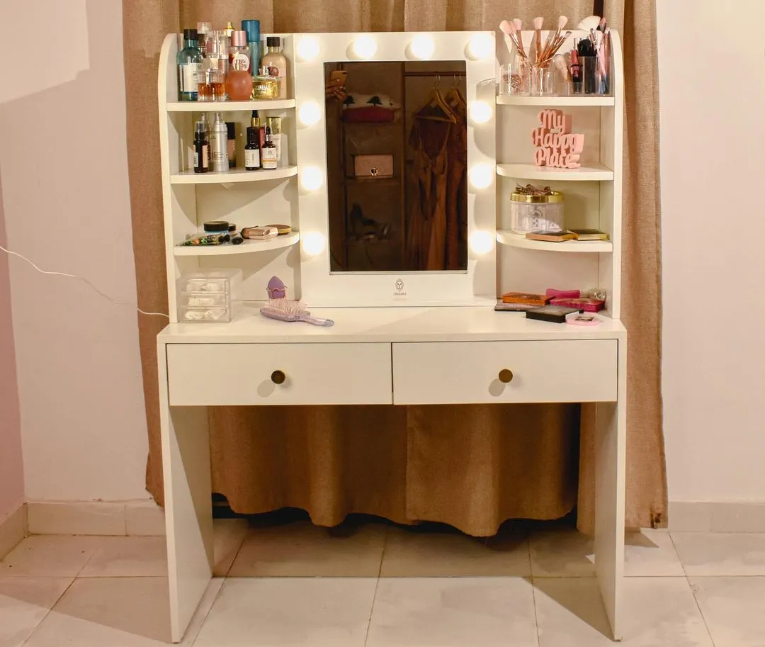 THE MAKEUP BOOTH | MAKEUP VANITY WITH LED LIGHTS