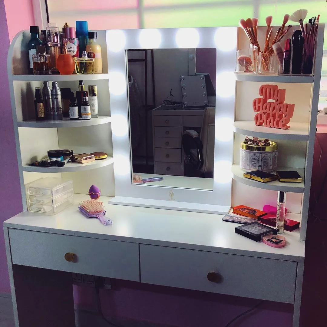 THE MAKEUP BOOTH | MAKEUP VANITY WITH LED LIGHTS